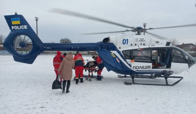 До Львова із Ходорова гелікоптером транспортували чоловіка із гострим коронарним синдромом