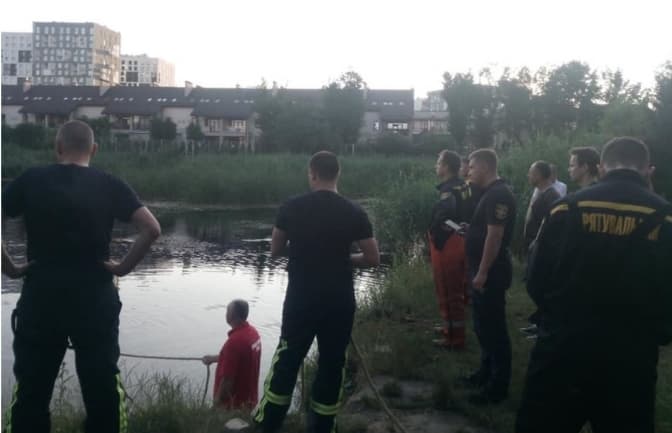 У Львові в озері поблизу ресторану втопився чоловік