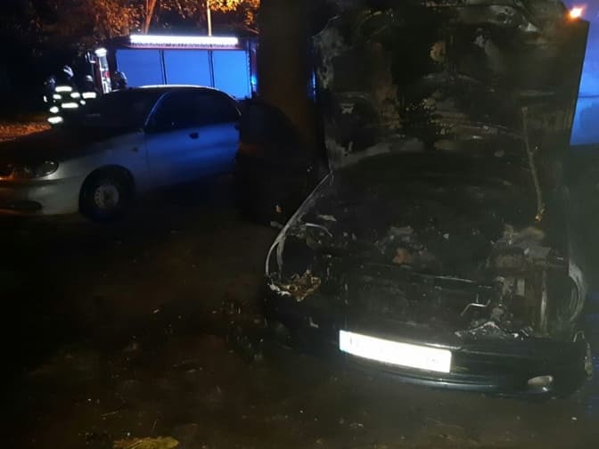 Уночі у Львові згорів автомобіль Мercedes. Фото