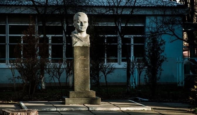 У Києві демонтували пам'ятник Юрію Гагаріну