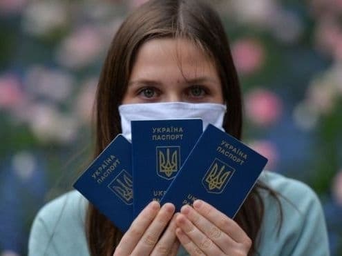 Українцям скасують плату за оформлення закордонного паспорта. Яким саме категоріям