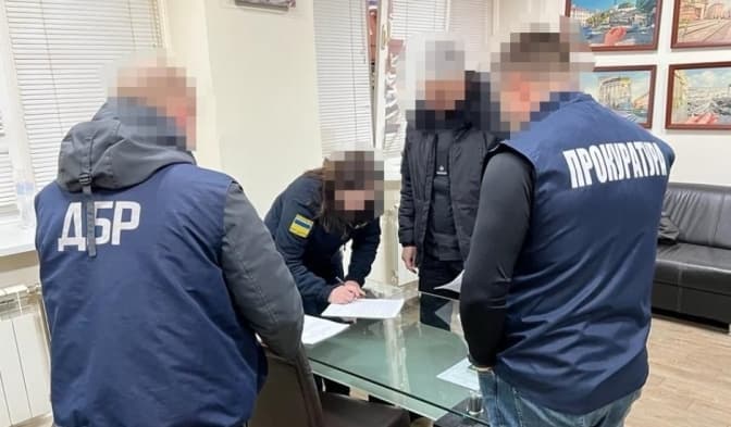 Інспекторці митного поста «Яворів» повідомили про підозру