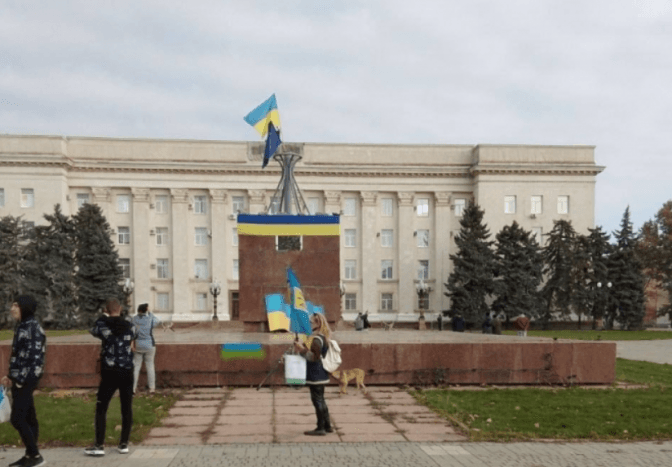 У центрі Херсона розгорнули українські прапори
