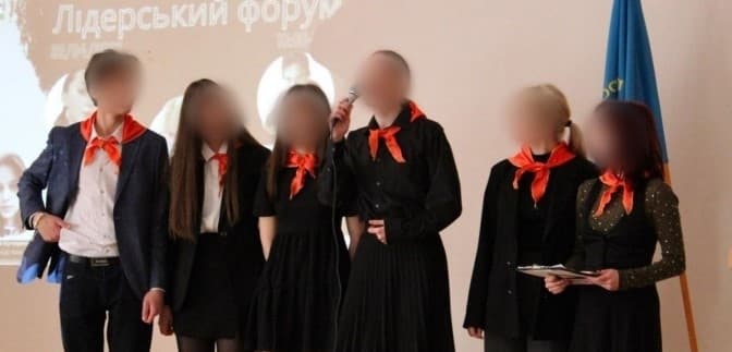 У Міносвіти відреагували на хустинки київських школярів, що нагадують піонерські галстуки