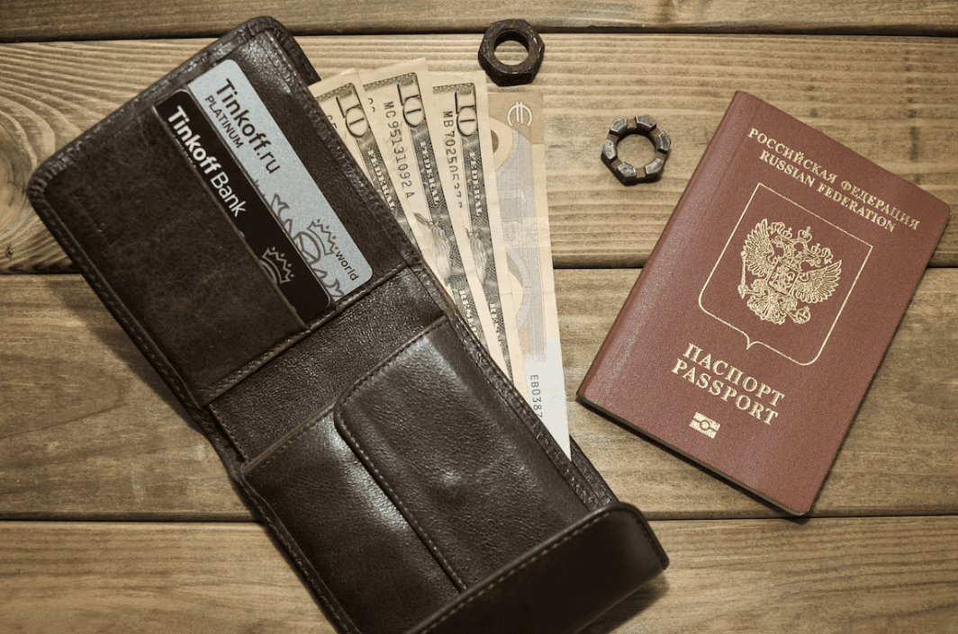 На Львівщині виявили українку з паспортом рф, яка хотіла вивезти понад 320 тисяч валюти