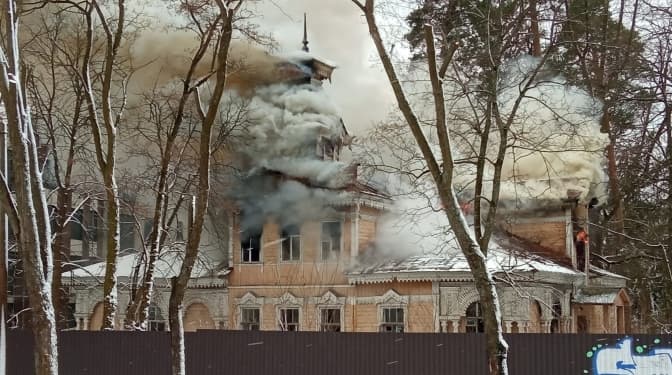 Киянин зареєстрував петицію про відновлення столітньої дерев'яної садиби, яку нещодавно підпалили невідомі