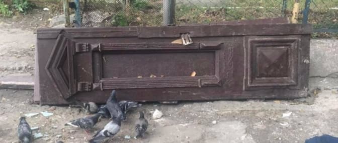 У Львові на смітник викинули автентичну історичну браму