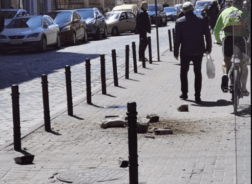 У центрі Львова відпав шмат балкона