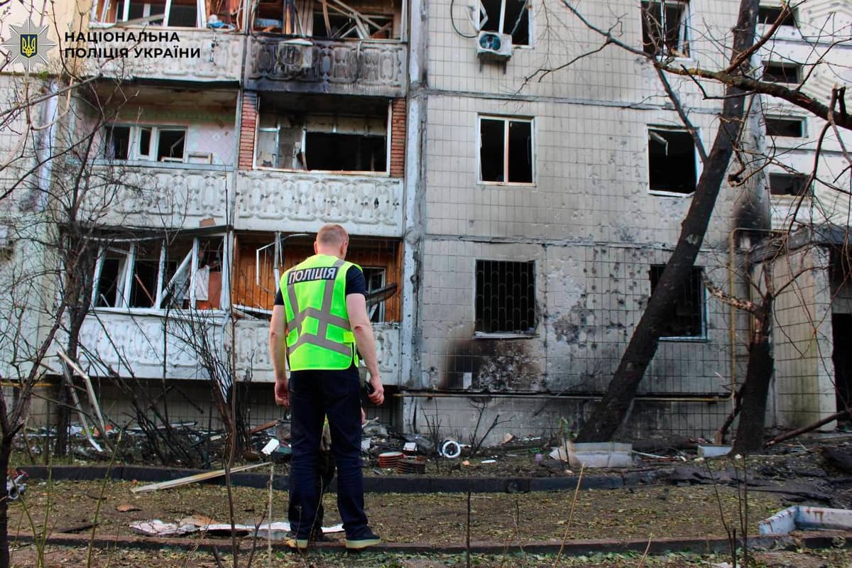 Росіяни знову атакували Київ: дрон влучив у багатоповерхівку, є загибла та постраждалі