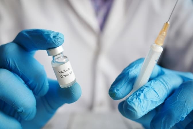 Керівник Pfizer заявив, що вакцина від «Омікрону» має з’явитися в березні