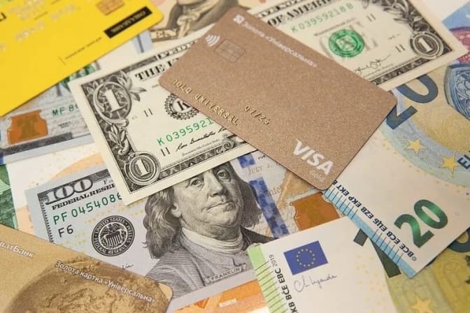 Нацбанк встановив ліміт на купівлю карткою деяких товарів за кордоном