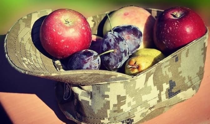 Військові капелани у Львові збирають фруктовий кошик для захисників. Як приєднатися