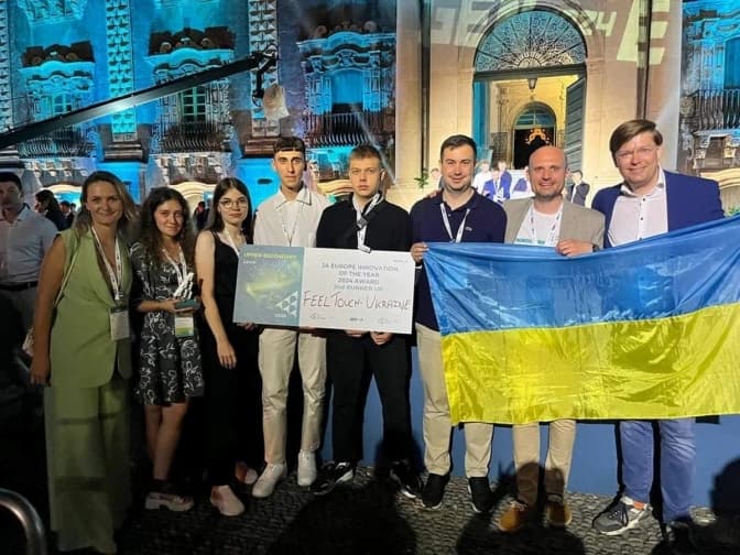 Студенти зі Львівщини створили пристрій, який допомагає людям з інвалідністю керувати гаджетами
