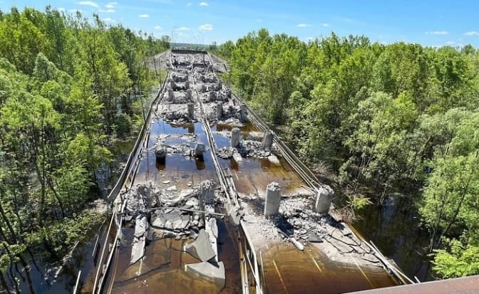 Між Києвом та Черніговом відремонтували пошкоджений вибухом міст