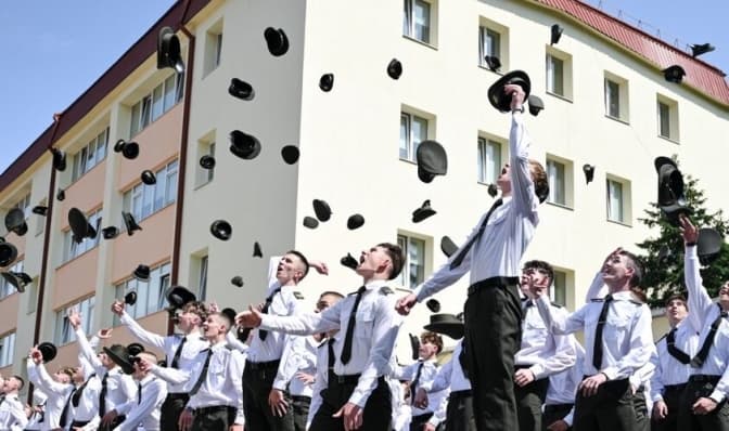 У Львівському ліцеї імені Героїв Крут відбулась церемонія випуску. Фото
