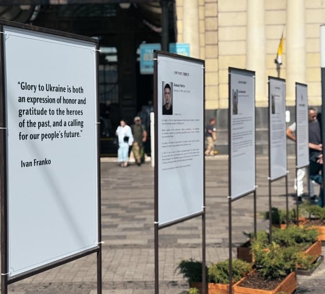 Перед вокзалом у Львові на стендах тепер щодня писатимуть про загиблих захисників