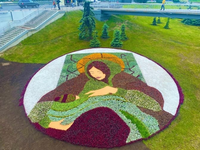 У Києві з’явилась квіткова композиція «Київська Мадонна в метро». Фото