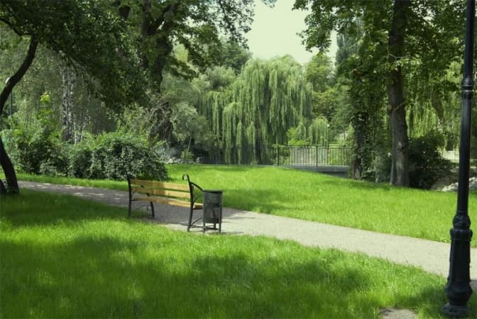 Парки та сквери Києва обстежили на вибухонебезпечні предмети. Які ще не можна відвідувати