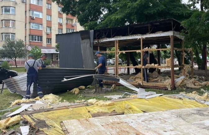 У Києві біля станції метро «Житомирська» демонтували 30 МАФів