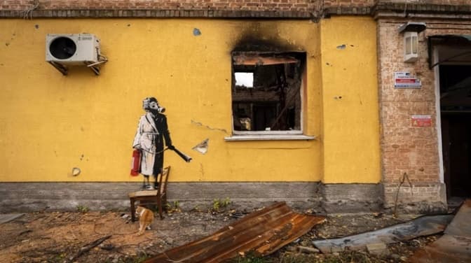 У Гостомелі вандали зрізали графіті Бенксі