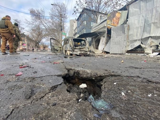 Жителів Херсона закликають евакуюватися з міста. Як це зробити
