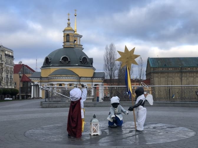 Скульптури малюків-засновників Києва на Поштовій площі переодягли до Різдва