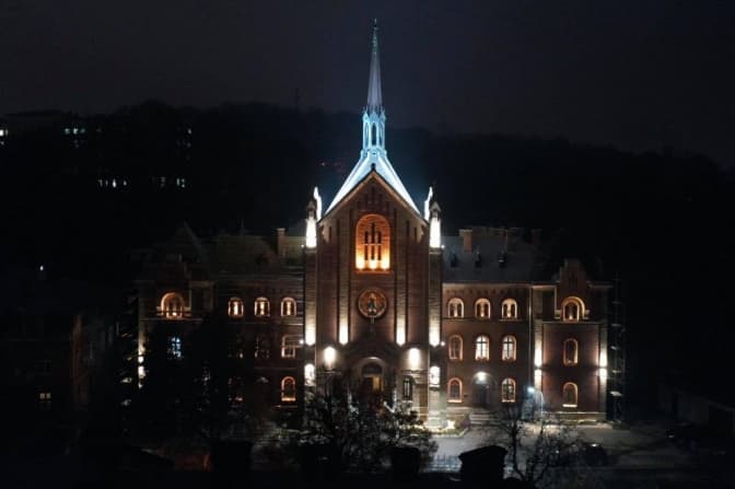 У Львові підсвітили храм святого Іоана Золотоустого. Фото