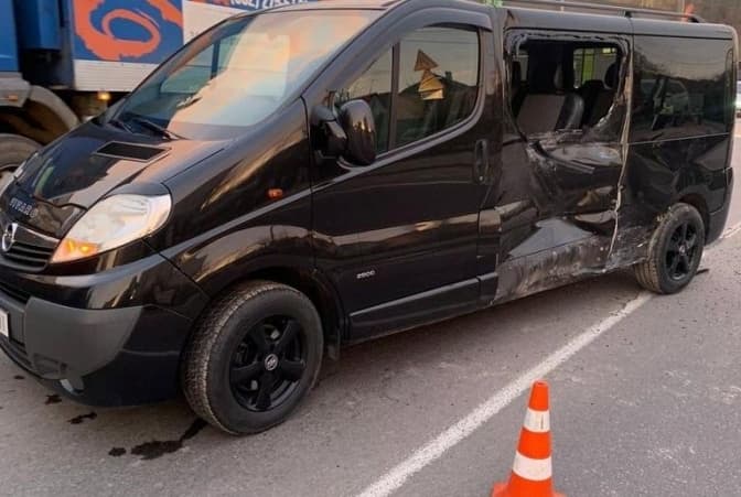 На Львівщині внаслідок зіткнення з мікроавтобусом травмувався неповнолітній мотоцикліст