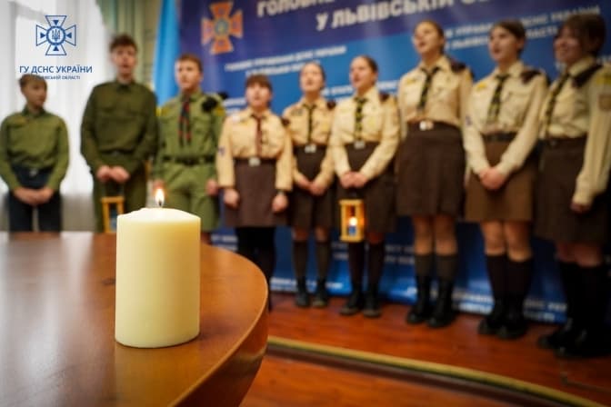 Рятувальникам Львівщини передали Вифлеємський вогонь миру