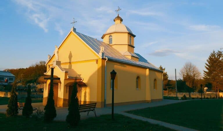 Церква Різдва Пресвятої Богородиці Львівської Архиєпархії УГКЦ ( Рясне-Руське)