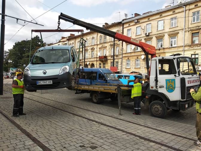 Львів’ян просять не паркуватися на трамвайній колії на Личаківській
