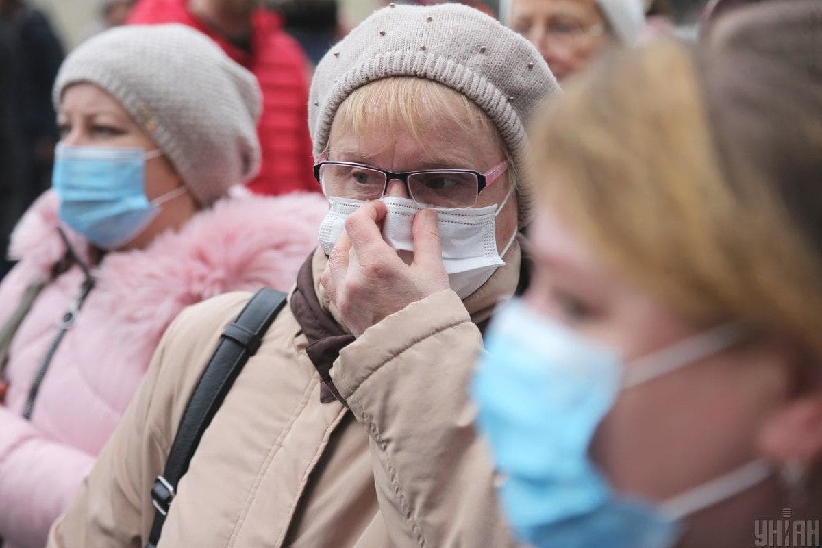 За тиждень в Києві від Covid-19 померло 10 людей. Киян закликають повернутися до маскового режиму
