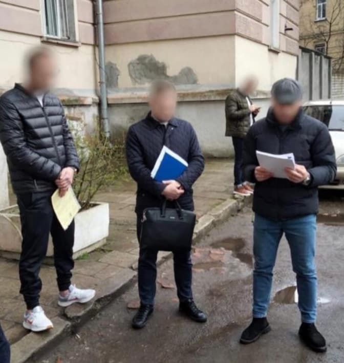 У Львові аферисти підробляли документи на нерухомість, міняли замки і продавали її