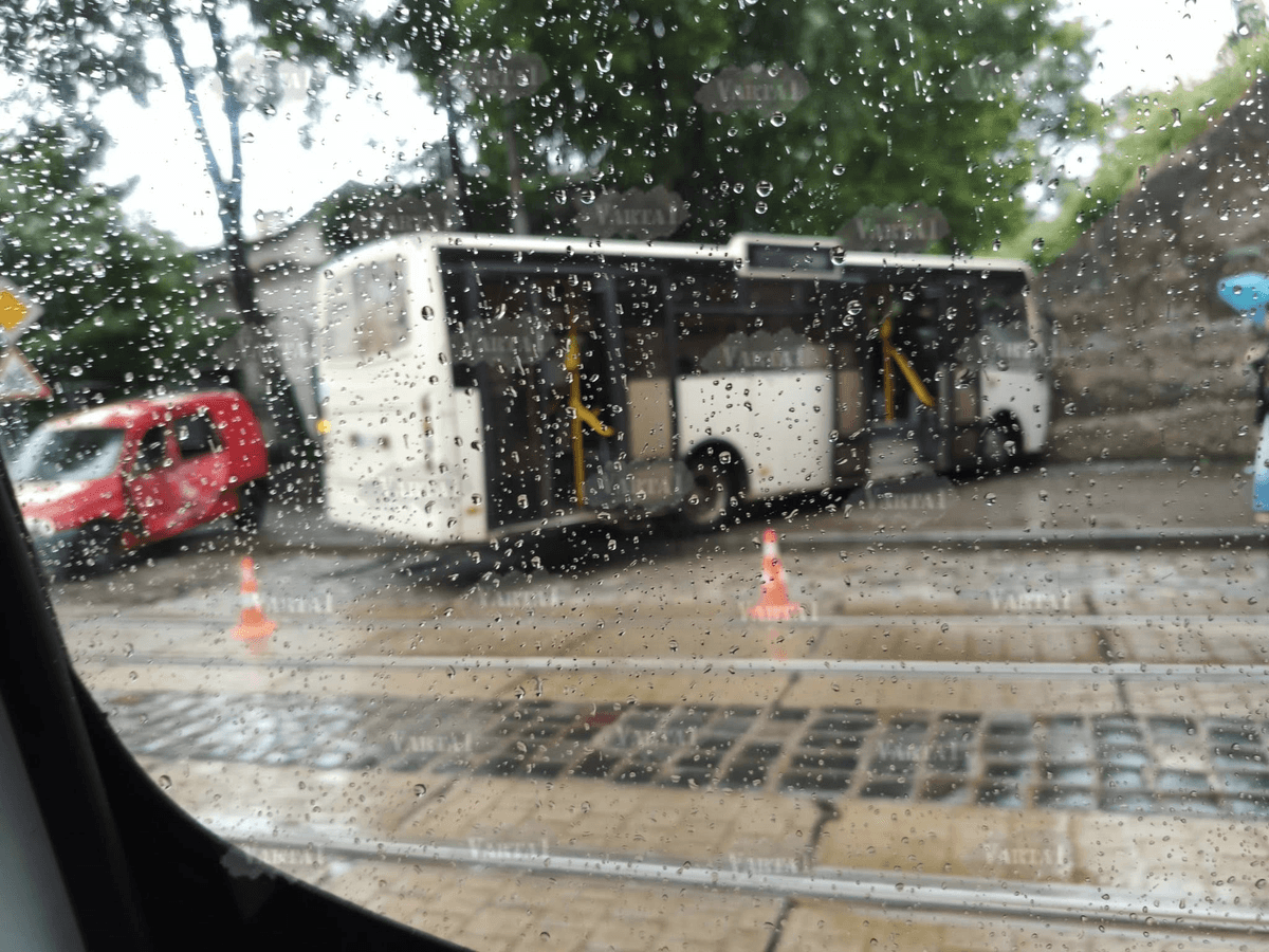 Маршрутка в'їхала в стіну у Львові, рух ускладнено