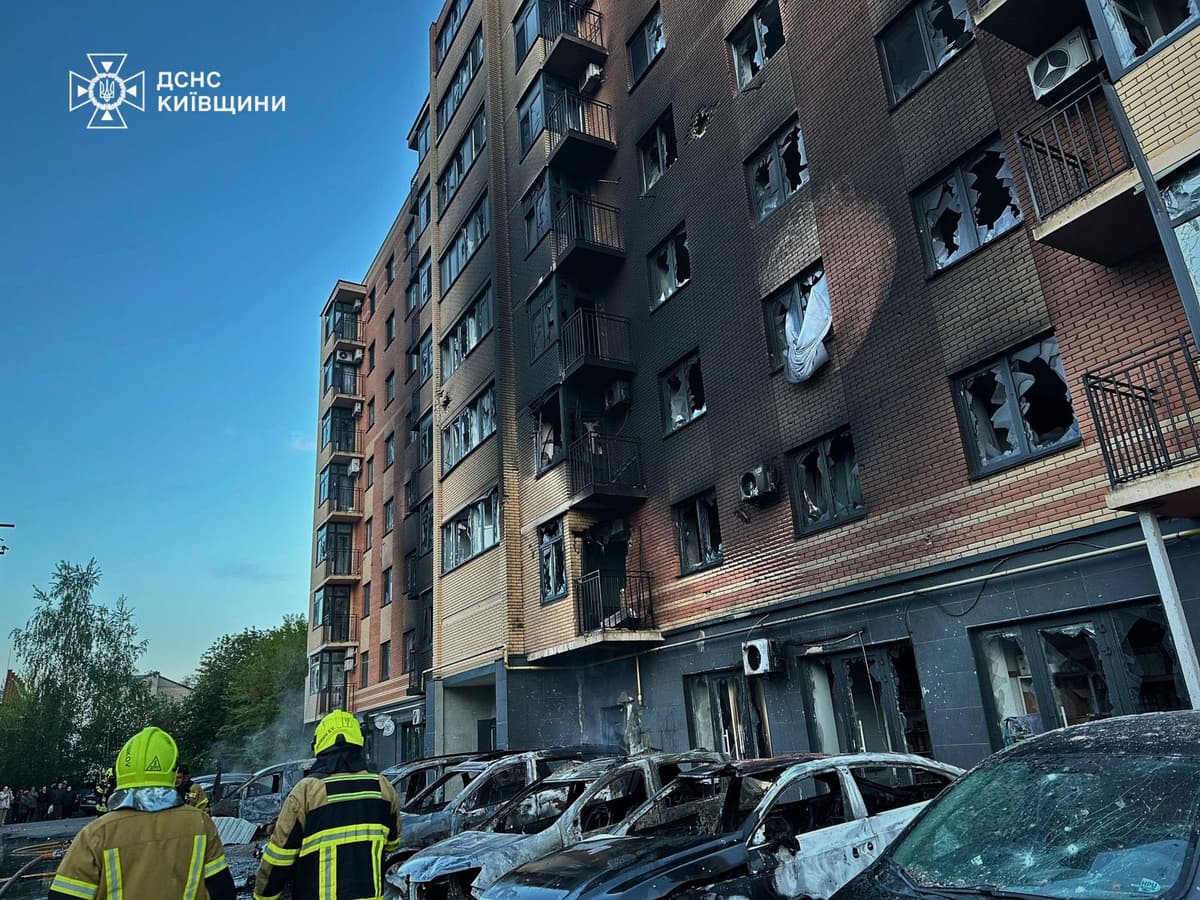 Нічна атака на Київщину: серед поранених — 3-річна дитина, рятувальники евакуювали десятки людей із багатоповерхівки