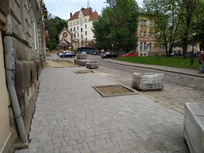 У Львові висадять дерева на площі Старий Ринок. Фото