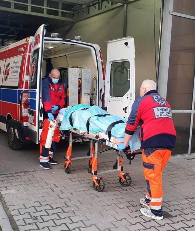 Бригада львівських медиків допомогла транспортувати до кордону важкопораненого юнака з Маріуполя