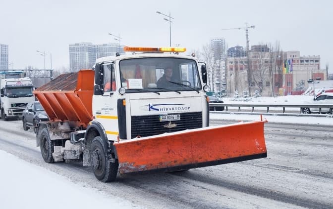 Київ припорошило. На вулицях працює понад 300 одиниць снігоприбиральної техніки