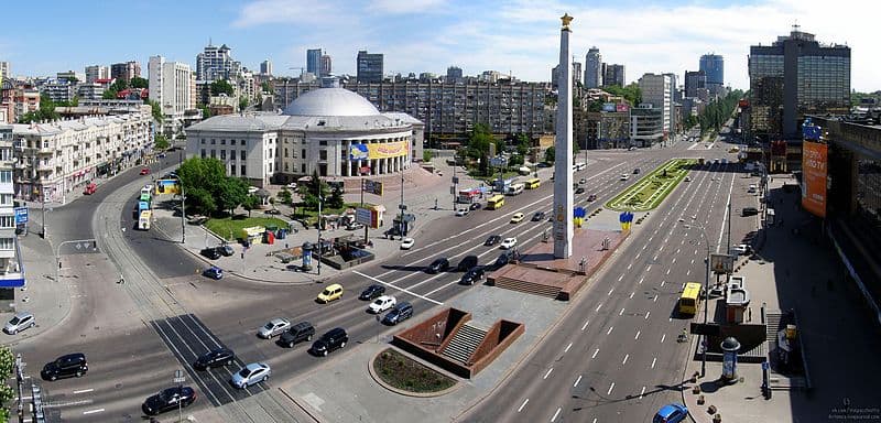 На Галицькій площі в Києві прибрали радянську зірку з обеліска