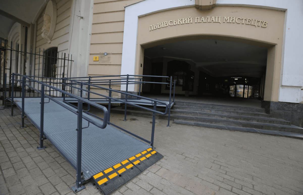 У Львівському палаці мистецтв встановили ліфт та зробили ремонт
