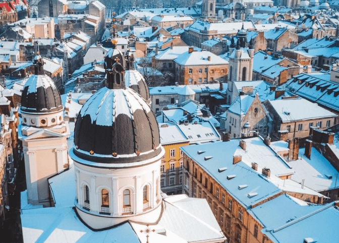 Е-квиток у Львові та найефективніші вакцини для бустерної дози. Головне за добу