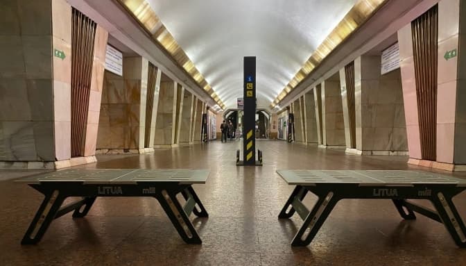 У столичній підземці облаштували додаткові модульні лави для використання під час повітряних тривог
