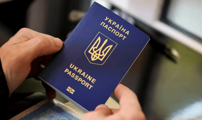 Що робити українцям за кордоном, якщо консульства не надають послуги