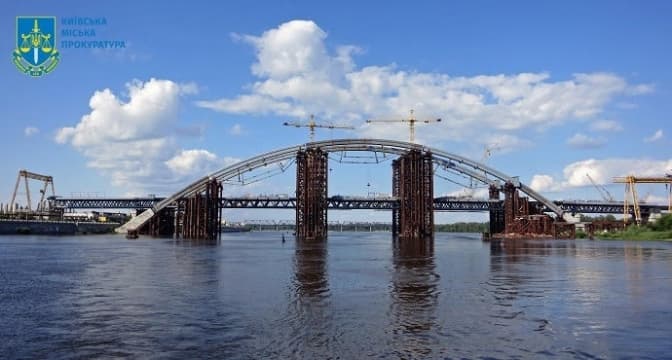 Посадовець київського КП отримав підозру у завищенні вартості робіт з будівництва Подільського мосту