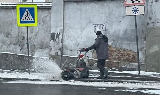 Львів прибирають від снігу понад тисячу двірників