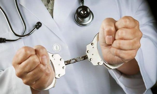 Двох лікарів на Львівщині підозрюють у халатності, через яку загинула жінка
