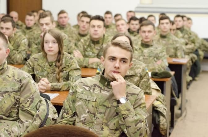 З наступного року в українських вишах з'являться обов'язкові військові кафедри