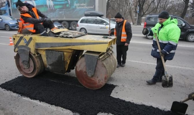 У Львові розпочали ямковий ремонт на дорогах