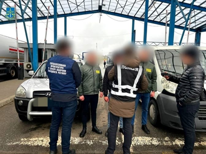 На Львівщині чоловік намагався підкупити прикордонника, хоча мав можливість законно виїхати за кордон