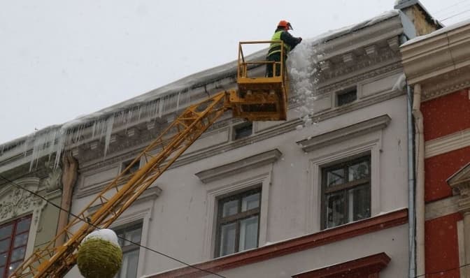 У Львові альпіністи допомагають комунальникам збивати бурульки з дахів будинків